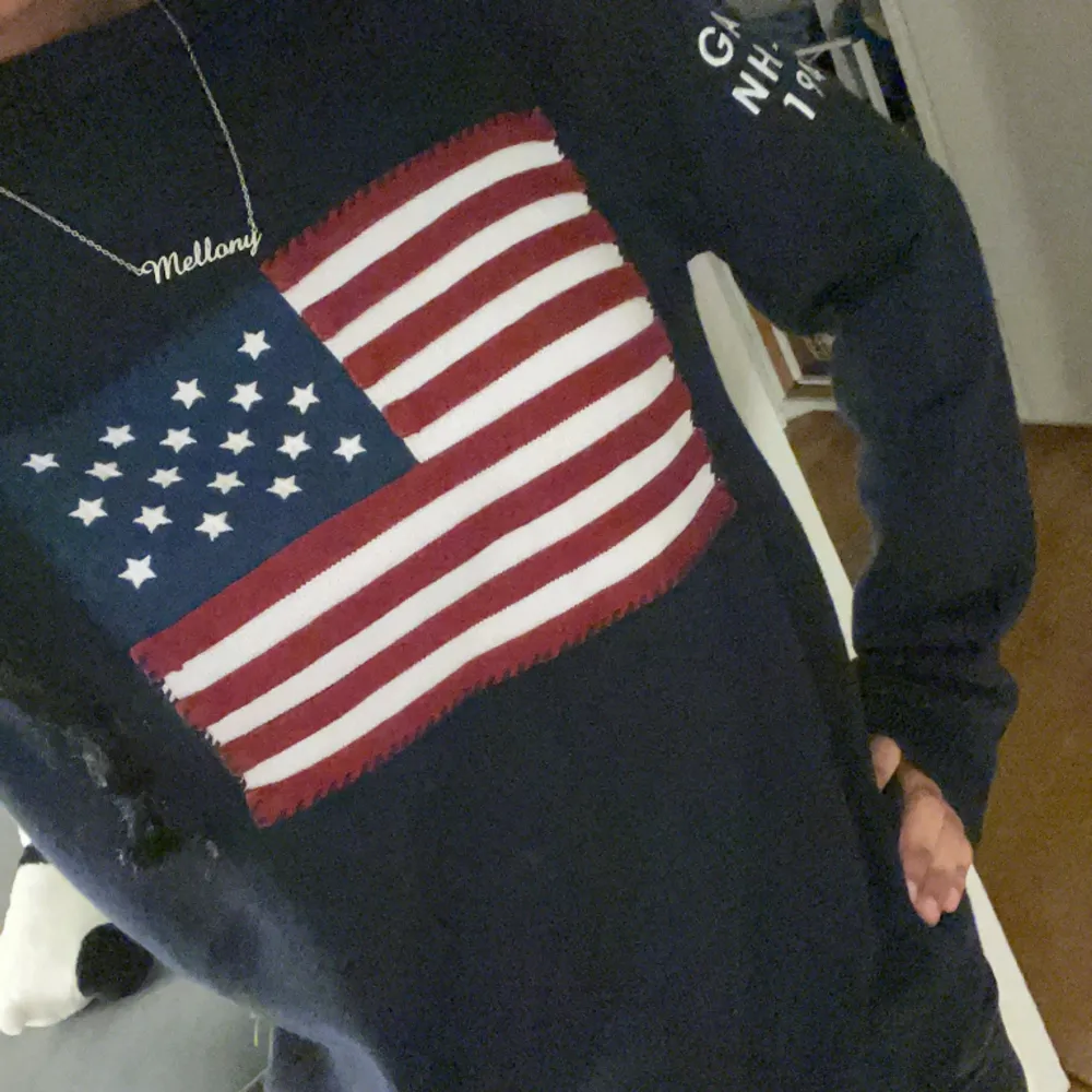 En trendig USA sweater från gant, jätte lik den ifrån Ralph lauren🥰🥰 original pris 909kr🩷 i jätte bra skick och inget tecken på att den är använd!!. Stickat.