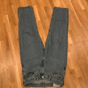 jeans - jättebra skick inte använda så mycket. trendiga just nu också passar till allt. om du är mellan 170 till 180 så kommer dom att passa perfekt dom kommer att passa även om du är kortare än de också säljer dom billigt nu också för att jag vill bliavmed.