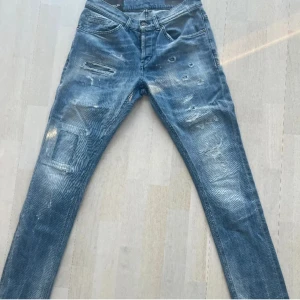 Dondup Jeans - Hej, säljer dessa Dondup George jeans för endast 1099kr köpta för 3599kr. Skick 9/10! Inga defekter! Tveka inte på att höra av er vid frågor eller funderingar!
