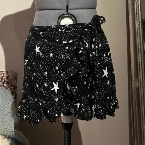 Motel omlottkjol - Omlottkjol från motel rocks. Storlek XS men man justerar och knyter själv 🤍