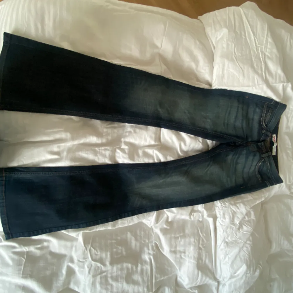 Så snygga lågmidjade jeans som tyvärr inte kommer till använding! Perfekta för långa personer då jag är 174 och de är långa på mig🔥 MÅTT: 37cm tvärsöver midjan, 87cm innerben. Jeans & Byxor.