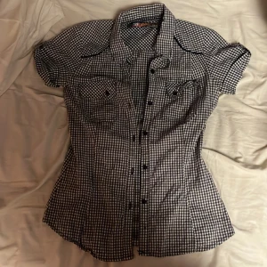 Kortärmad skjorta - Jättefin kort ärmad skjorta som har smårutor som mönster och är grå💕