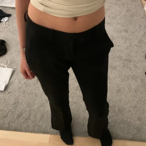 Kostymbyxor  - Säljer dessa jättefina kostymbyxor som tyvärr är för korta för mig, jag är 155 cm❤️ De är köpte från bikbok för ca ett år sedan❤️ De är använda ett par gånger men fortfarande i bra skick!❤️ Det är slits längst ner på benen också❤️