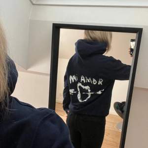 Mira Paris hoodie som är i väldigt bra skick, kommer tyvärr inte till användning! Använd ett fåtal gånger