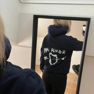 Hoodie  - Mira Paris hoodie som är i väldigt bra skick, kommer tyvärr inte till användning! Använd ett fåtal gånger