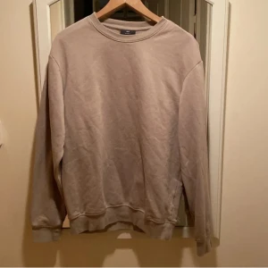 Beige sweatshirt  - Säljer denna sweatshirt i väldigt bra skick!
