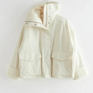 & other stories jacka - Vit jacka från & other stories. Säljer eftersom att den inte passar längre. Finns lite smink fläckar runt kragen däremot borde de gå bort lätt i tvätten. Orginal pris är 1900