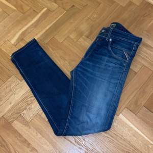 Replay jeans i storlek 32/32, dem är i bra skick men har täcken på användning, hör av er vid funderingar och frågor?