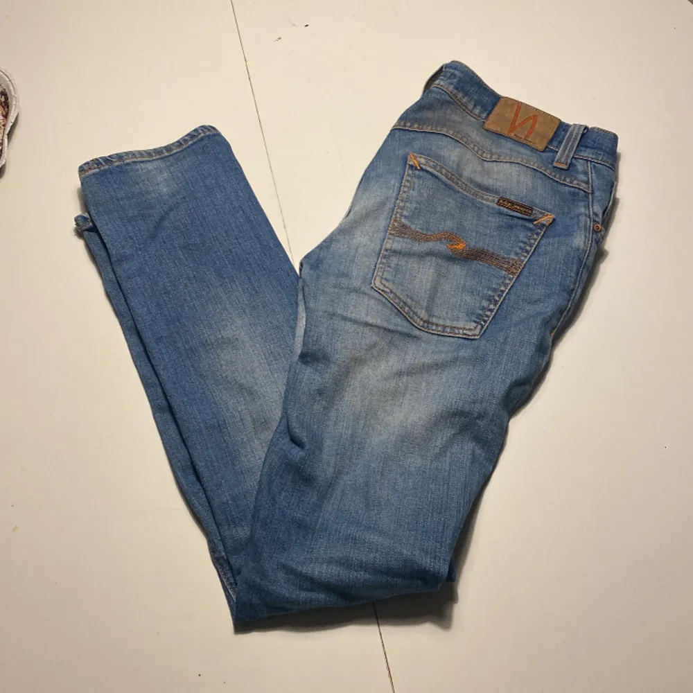 WZUP ALLA PLICKARE, säljer dessa Nudie jeans i utomordentligt horribelt skick. Defekter finns det gott om för er som tkr de näääjzzz (hemlös grisch?!), lagade i skrevet (slaktarn🤑) och även bränt tuggummi på låret som ej går bort. Skriv vid intresse!. Jeans & Byxor.