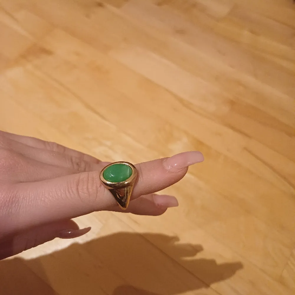 Jätte söt ring, tyvärr för liten för mig. Accessoarer.