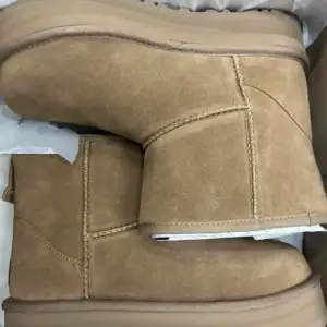 Helt nya original Ugg platform mini strl 37 i färgen chestnut. Slutsålda!!