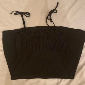 Kort svart klänning - fin kort svart klänning (dåliga bilder då ljuset inte är så bra) men skriv vid intresse så löser jag självklart bättre. Den är lite nopprig men det kan jag använda noppermaskin innan jag skickar! Väl använd men bra skick