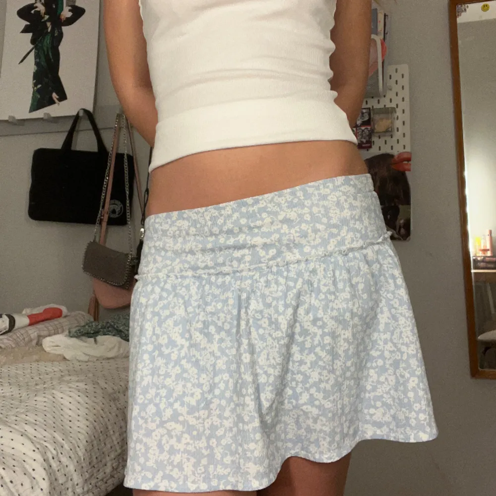 Jättefin ljusblå kjol från zara. Köpt för två år sedan fast passar fortfarande eftersom att den är så stretchig. Den är välanvänd fast i jättebra skick! Storleken är 13-14, 165cm men den passar även mig som är 175.💗☀️Perfekt till sommaren! . Kjolar.