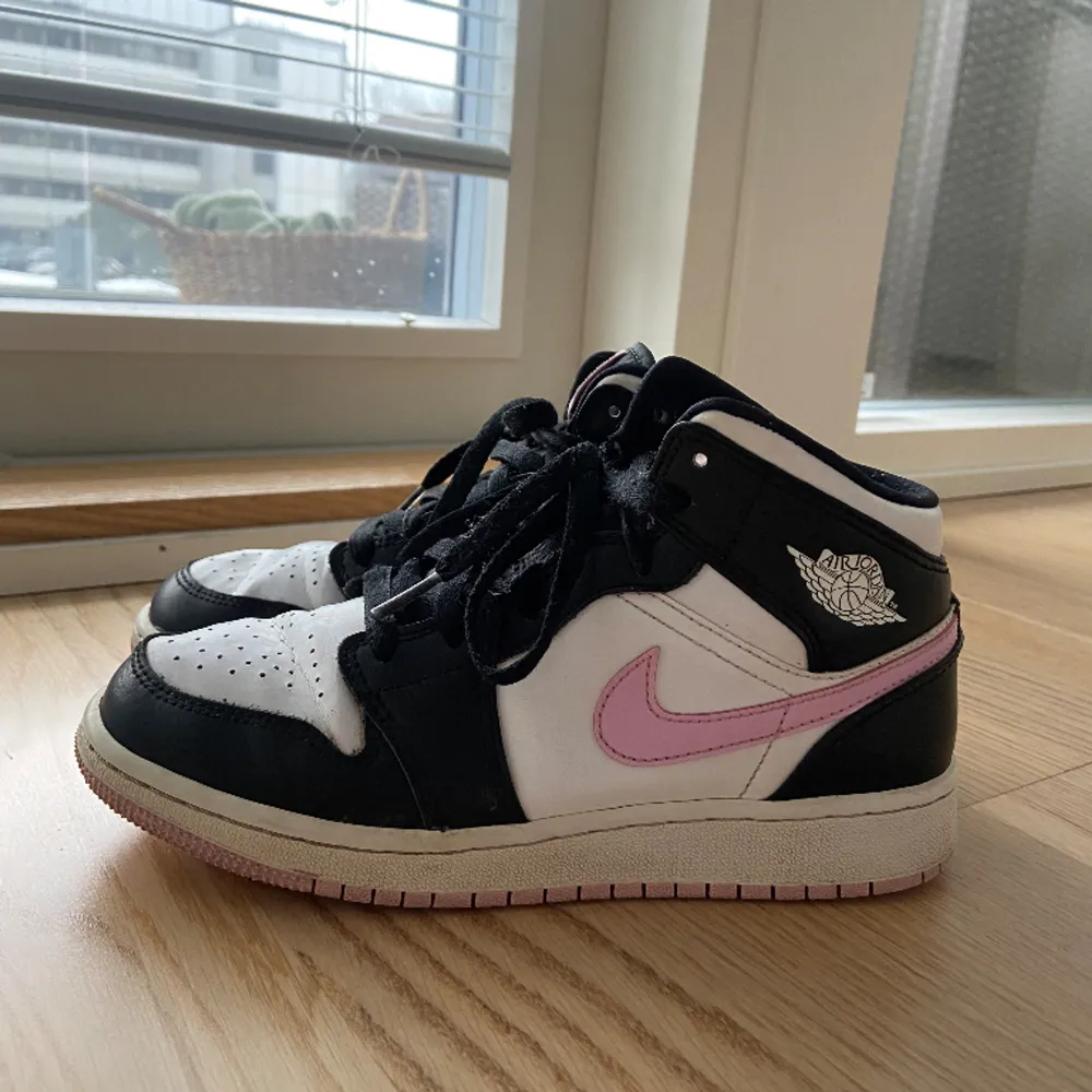 Rosa och svarta Air Jordans i storlek 36, passar mig som vanligtvis har 36🥰 Säljer då dom inte kommer till användning! . Skor.