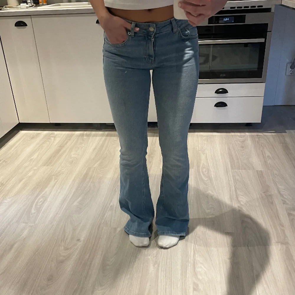 Bootcut jeans från lager157 i storlek xs men stretchiga så passar större också!🫶🏼  Skriv för fler bilder. Jeans & Byxor.