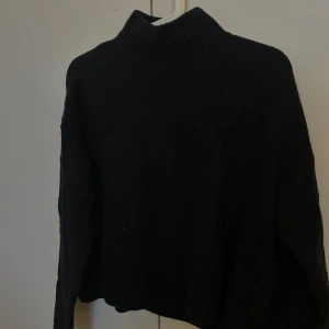 & Other stories stickad tröja  - Stickad tröja från & Other stories. Normalt nopprig men fint skick! Frakt tillkommer 🩷