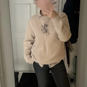 Collegetröja med tryck - superfint skick, använd fåtal gånger, är i herr storlek S men passar oversized på S-M