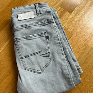 Grå bootcut jeans ifrån blue ridge 💗 Dem är i jätte bra skick, säljer eftersom de är för små💗 Köparen står för frakten