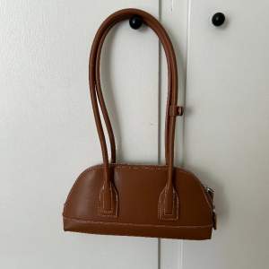 Superfina väska från Zara, endast använd en gång.  Storlek: 26x12 cm
