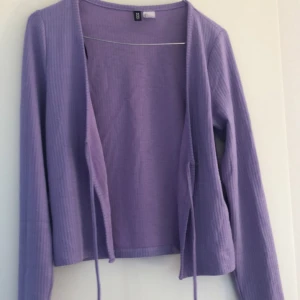 Säljer denna kofta, jätte fin med snören man kan knyta med. Ej använd - Kofta men knyt 