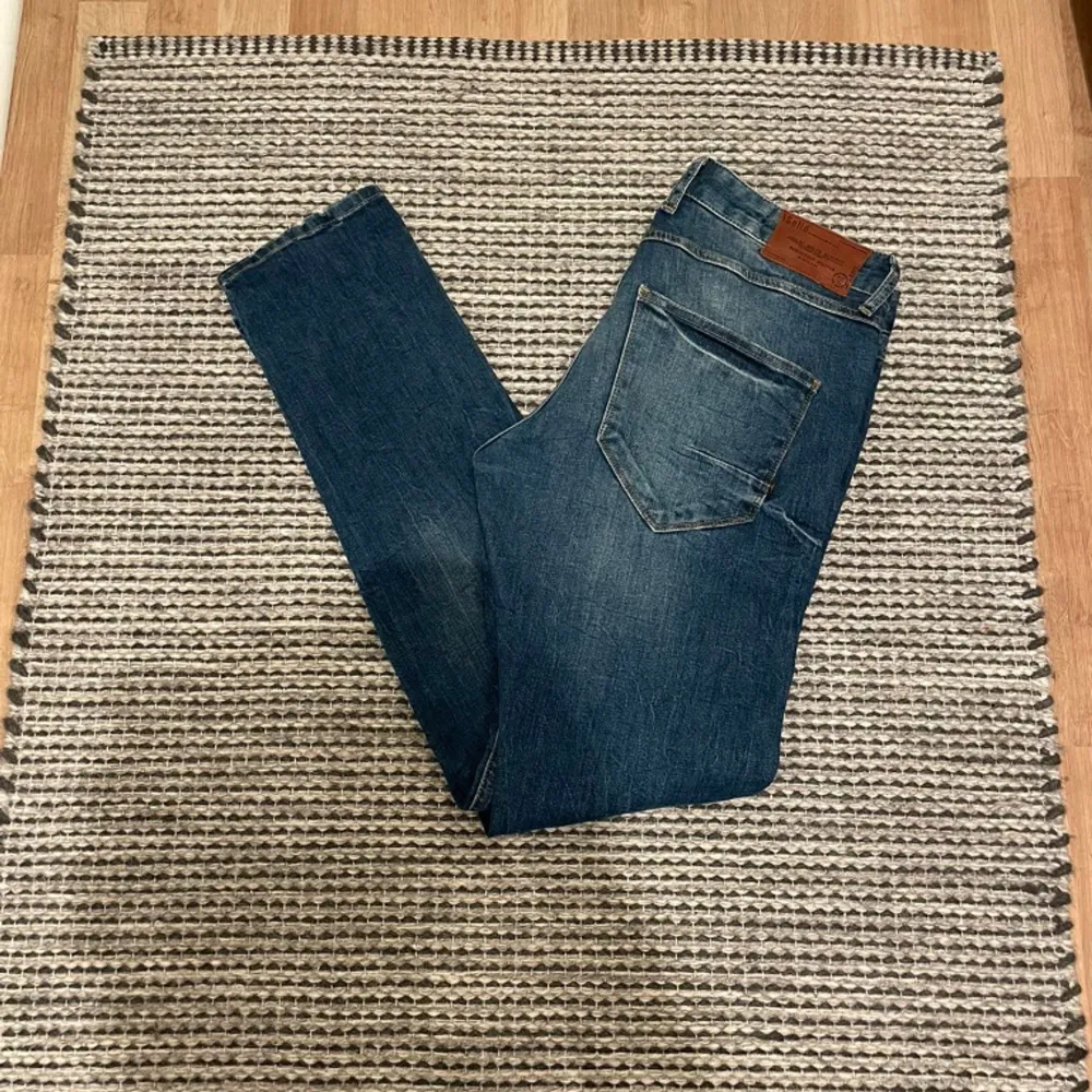 Säljer mina fina slimfit jeans i storlek W32 L32. De har inga defekter, de är sparsamt använda. Skriv om du har några frågor:) först till kvarn:). Jeans & Byxor.