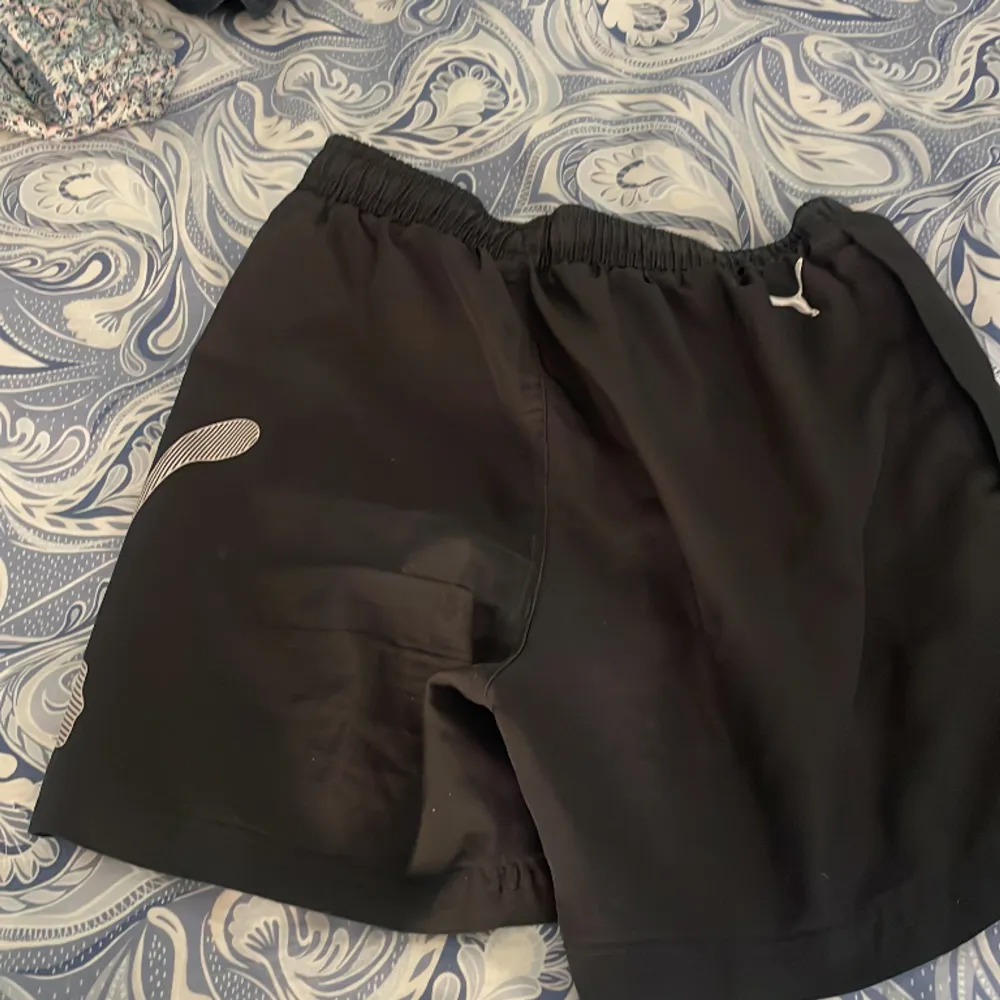 Svarta tränings shorts. Säljer för är inte min stil. . Shorts.