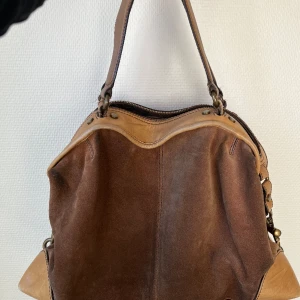 Dolce & Gabbana väska - Super snygg Dolce & Gabbana väska som är köpt secondhand. Den är i modellen Bag Janet! coola detaljer och fin mocka(kan behövas borsta upp!
