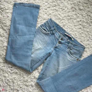 Lågmidjade Bootcut jeans only ljusblåa  - Så snygga lågmidjade Bootcut jeans ifrån only. I fint skick! För stora för mig därav inga bilder på. Innerbenslängd:80 midjemått: 37 (x2) + stretch. På lappen står det 35/32. Vill du köpa trycker du på köp nu, jag postar inom 24h
