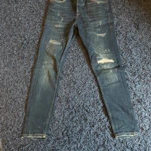 ”Dsquared” liknande jeans från zara till salu. - Hej! Säljer dessa jeans från zara som är i väldigt bra skick. Storleken är ”38”