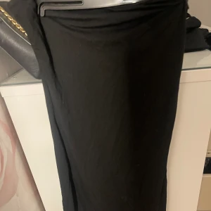 Bandeau klänning  - Säljer denna fina klänning som aldrig kommit till användning🥰 har stöd så klänningen hålls uppe