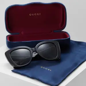 Säljer nu mina fina Gucci solglasögon då de inte kommer till användning. Endast använda fåtal gånger så inprincip som nya, inga skador eller liknande. Nypris 3375kr. Solglasögonfodral osv medkommer såklart. Skriv vid intresse eller frågor. 