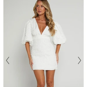 Studentklänning - INTRESSEKOLL Super fin klänning från showpo, perfekt till studenten💓 Helt ny och priset kan diskuteras🫶🏻