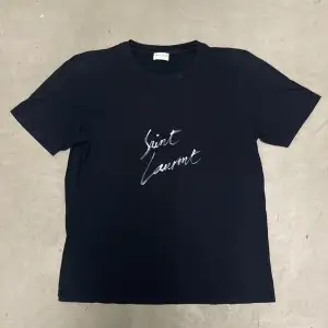 Hej! Säljer nu denna sjukt snygga T-shirten från Saint Laurent. Toppen skick, utan några hål eller slitage. Storlek Small sitter även bra på en Medium. Kan frakta eller mötas upp i Kungälv.