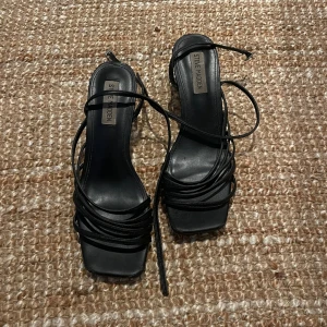 Steven madden klackar  - Säljer mina super snygga äkta Steve Madden klackar jag köpte i New York. Svart i färgen, låg klack och sitter sjukt snygga på.  Nypris låg runt 1000 kr