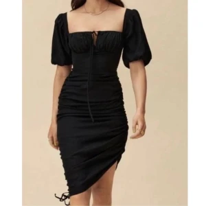 Svart klänning Adoore - Väldigt fin men tyvärr för liten för mig. Helt ny! Säljes billigt då det är bättre den kommer till användning! Storlek 34🌸Modell: Palermo. Nypris 1395kr.