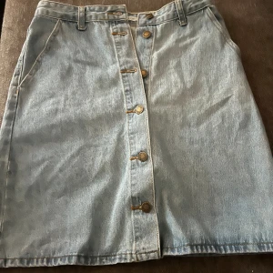 Jeans kjol  - Oanvänd jeans kjol i storlek 38. Tyvärr ingen prislapp kvar