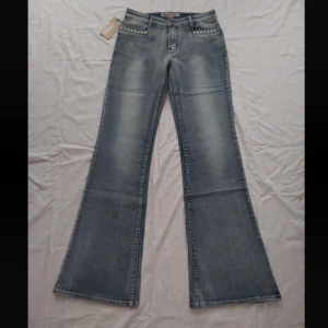 Vintage lowrise jeans - snygga helt nya lågmidjade jeans. köpte dom på vinted. Säljer pågrund av att dom är försmå för mig. Storlek L men skulle säga dom är en M/38. mått: Innerbenslängden är 85cm, midjemåttet 35cm och höftmåttet är 47.5cm
