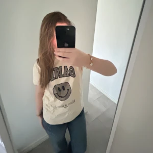 GANNI T-SHIRT  - Säljer denna Ganni T-shirt som jag inte får användning av. Storlek xs men sitter som en M🩷🩷