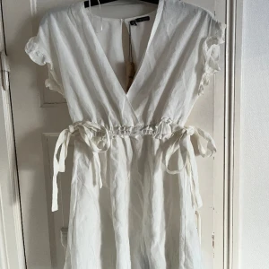 Zara klänning - Vit klänning från zara. Med fina detaljer i midjan och ryggen. 