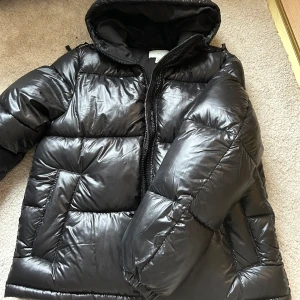 Glasig jacka från hm  - Det är den populära glasiga jackan från hm. Utgången från sortimentet. Väldigt lite använd så inga fläckar eller annat. Ser ut som ny. Hör av dig vid intresse eller om mer information eller bilder önskas. Storlek xs