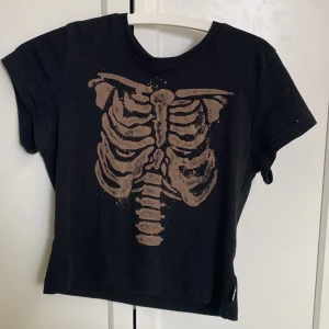 Emo tröja  - En helt oanvänd tröja ,nästan helt ny . Det står storlek XL men passar M . Sklet mönster på 