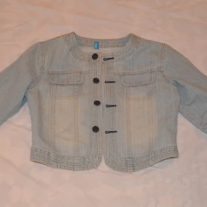 Vintage jeansjacka - 🍒⚡️vintage kortärmad jeansjacka i cool wash, fint skick, sitter som s-m⚡️🍒
