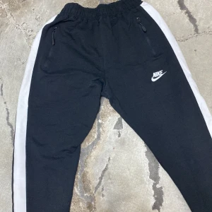 Byxa  - Den är vit och svart och den kan vara för killar och tjejer