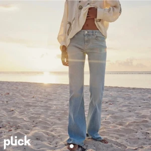 Lågmidjade zara jeans - Säljer de populära och slutsålda lågmidjade zara jeansen, sparsamt använda och säljer pga för stora stl 40 men passar 38