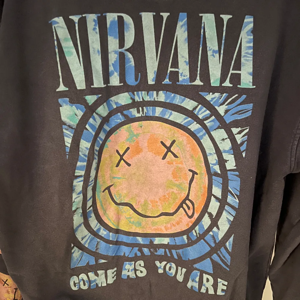 Nirvana hoodie väldigt fin inte använd mycket, men trycket har lossnat jätte lite bara, men annars väldigt fin 8/10.. Hoodies.