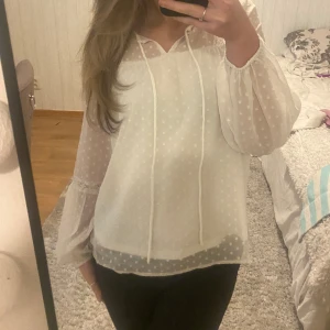 Vila blus - Söt blus, använd enstaka gånger, nypris 350 kr 