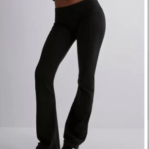 Yogapants  - Säljer mina trendiga yogapants från Nelly då de är lite för korta för mig som är 180 cm lång.  