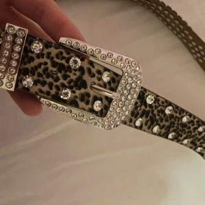 Bälte😝 - Långt bälte, leopard mönster och diamenter på. 