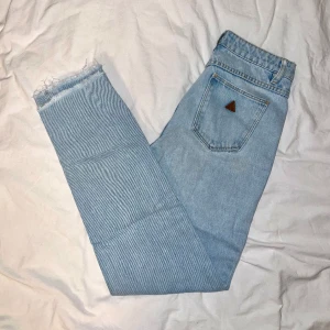 Jeans Abrand - Jeans från Abrand som en kommer till användning då jag tycker de är för korta.  Färgen visas bäst på andra bilden.  De är INTE ”räfflade” som de ser ut o vara på första 😅