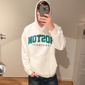 College hoodie - College hoodie med Boston som tryck. Hoodien är oversized och kom utan snöre.